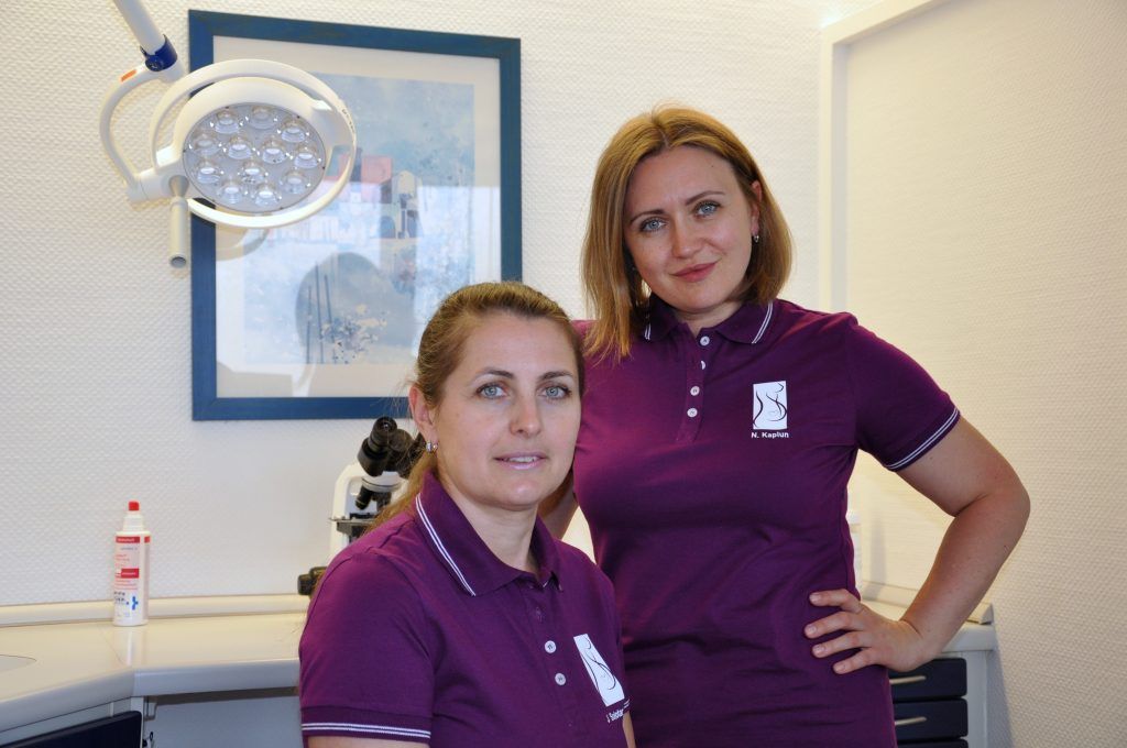 Julia Solotarevski und Nataliia Kaplun im Behandlungszimmer